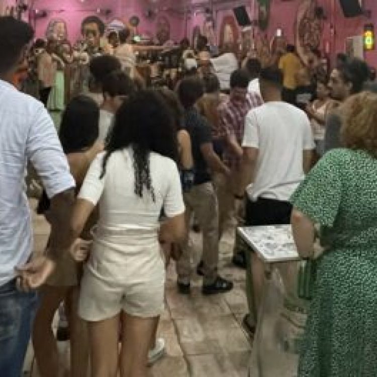 Projeto Vem Pro Baile - Dança, agita, com as mãos para o ar