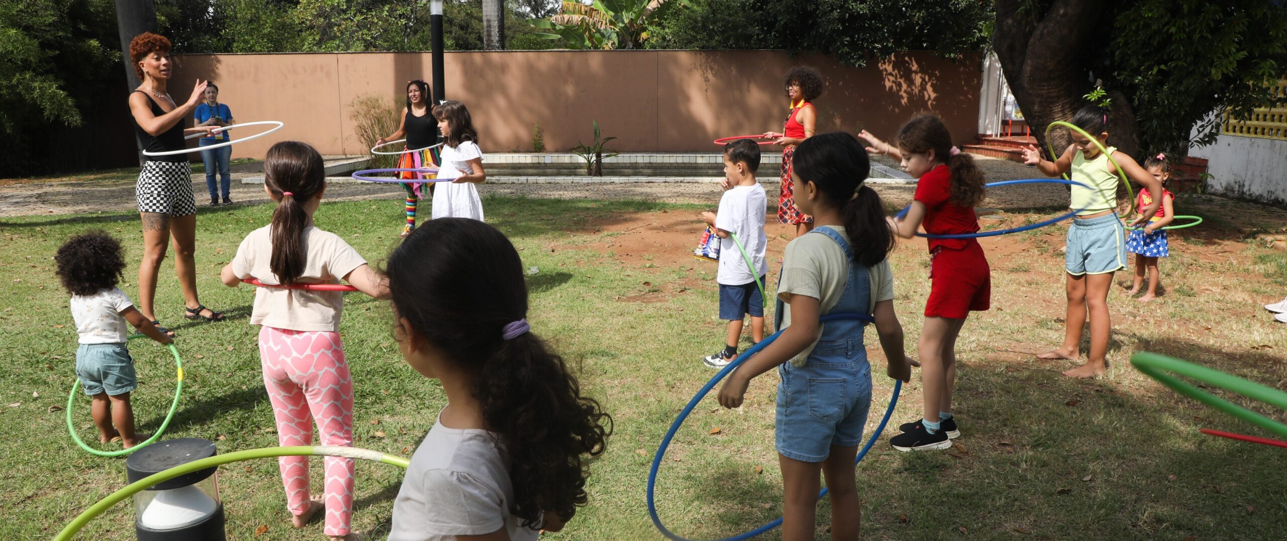 Brincadeiras circenses no jardim, com Naara Andrade_foto Veronica Manevy_-16